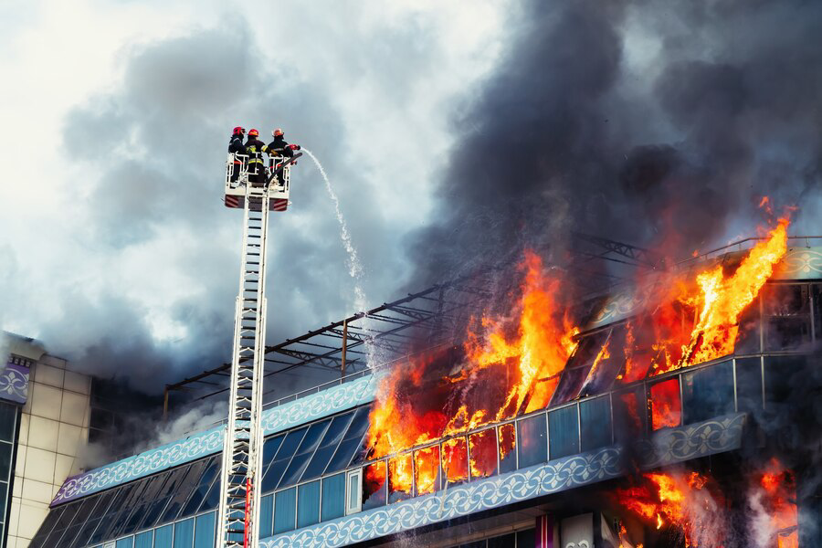 firefighters-extinguish-big-fire_
